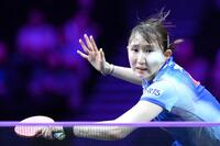 　第２ゲーム、スマッシュを放つ早田ひな（撮影・堀内翔）