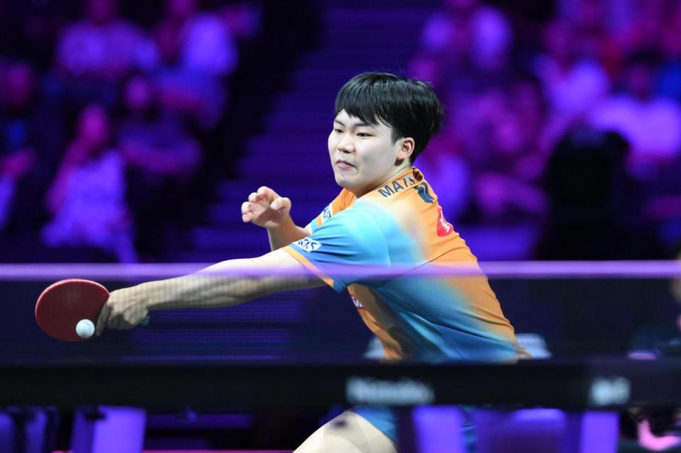 　第２セット、レシーブする松島輝空（撮影・堀内翔）