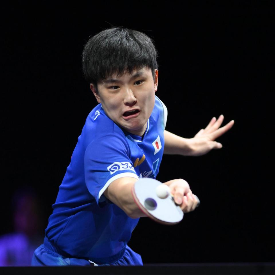 　第１ゲーム、レシーブする張本智和（撮影・堀内翔）