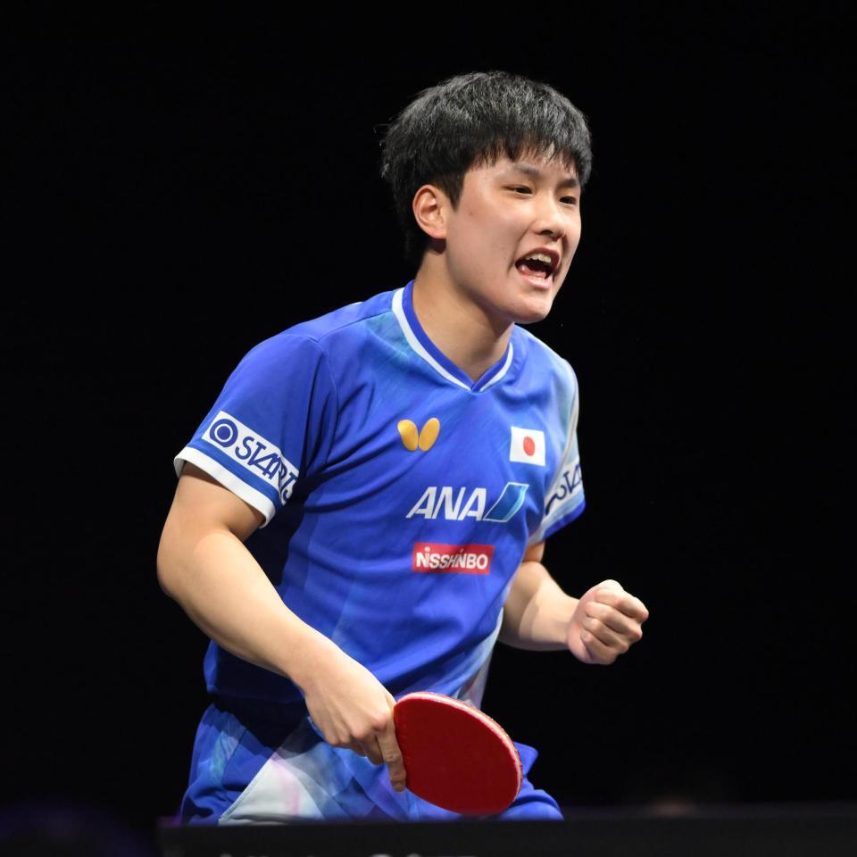 　第１ゲーム、ポイントを奪いガッツポーズをする張本智和（撮影・堀内翔）