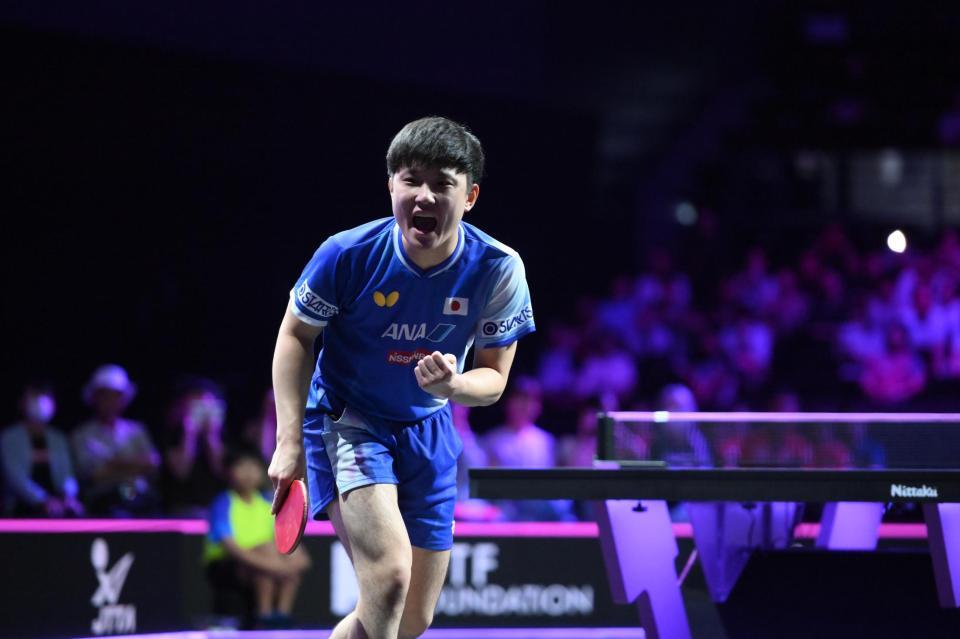 　第３ゲーム、勝利を決めてガッツポーズをする張本智和（撮影・堀内翔）