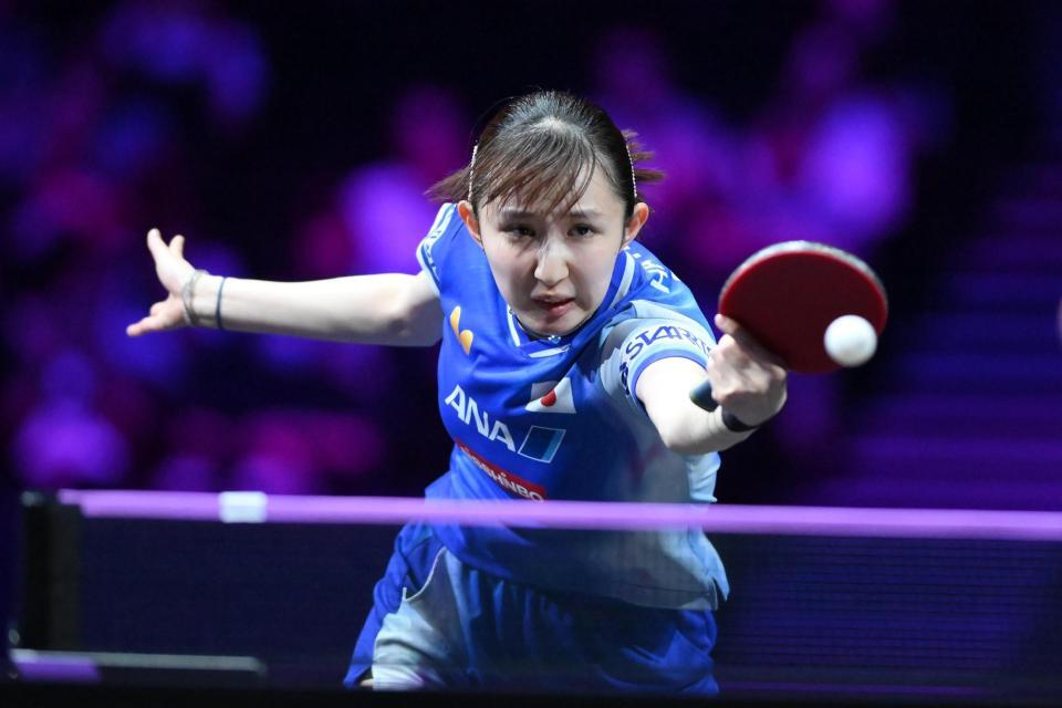 　第２ゲーム、レシーブする早田ひな（撮影・堀内翔）