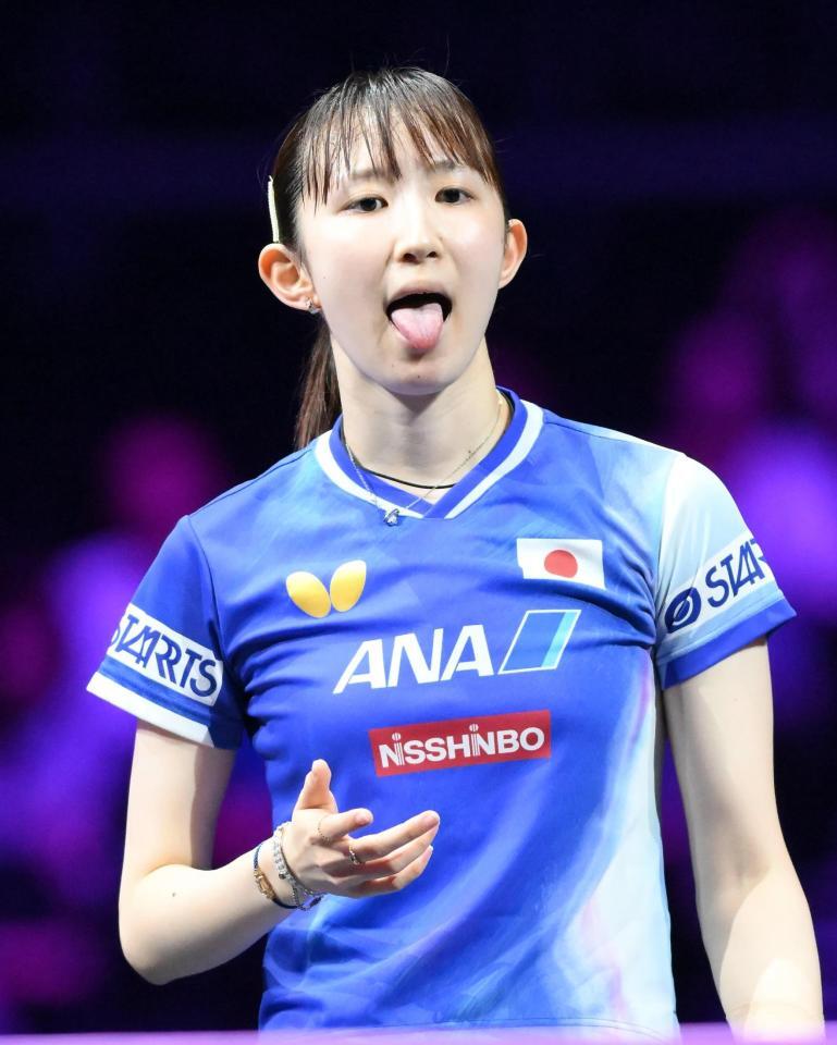 　第２ゲーム、ポイントを奪われて、思わず舌を出す早田ひな（撮影・堀内翔）