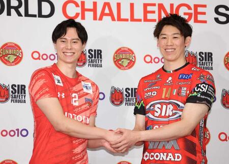 　笑顔で握手するサントリーの高橋藍（左）とペルージャの石川（撮影・吉澤敬太）