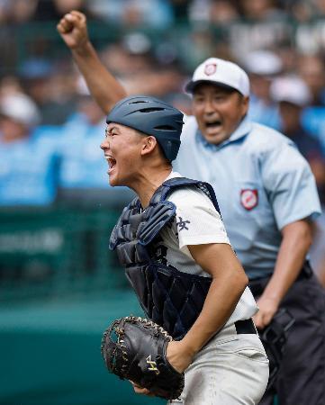 　弘前学院聖愛-西日本短大付　タイブレークの１０回裏、菅野の邪飛を好捕し、雄たけびを上げる西日本短大付の捕手山下＝甲子園
