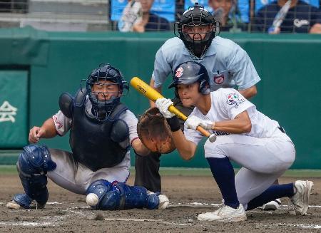 　明秀学園日立-聖隷クリストファー　８回表聖隷クリストファー１死一、三塁、谷口が一前にスクイズを決める。捕手野上＝甲子園