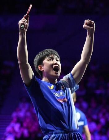 　第３ゲーム、勝利を決めてガッツポーズをする張本智和（撮影・堀内翔）