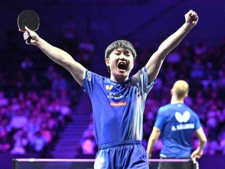 　第３ゲーム、勝利を決めてガッツポーズをする張本智和（撮影・堀内翔）