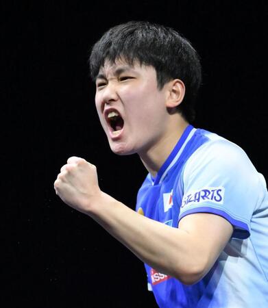 　第２ゲーム、ポイントを奪いガッポーズをする張本智和（撮影・堀内翔）