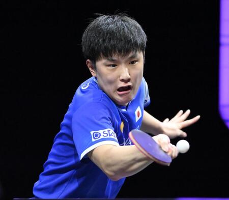 　第１ゲーム、レシーブする張本智和（撮影・堀内翔）