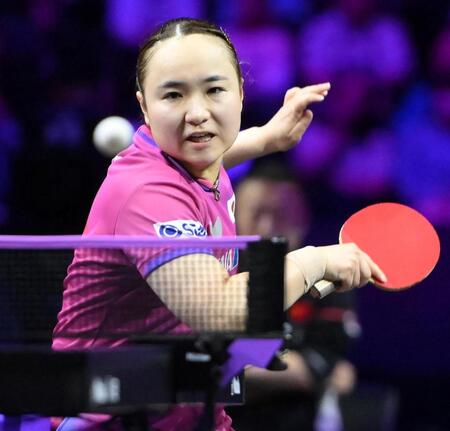 　第５ゲーム、スマッシュを放つ伊藤美誠（撮影・堀内翔）