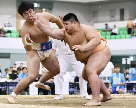 　８日、相撲個人予選３回戦で秋田北鷹・長岐征馬を攻める埼玉栄・田宮愛喜（右）＝鳥取県ヤマタスポーツパーク県民体育館