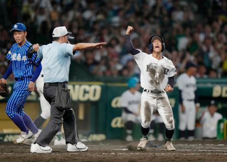 　青藍泰斗-佐賀北　タイブレークの１０回裏、山下のスクイズで生還し、喜ぶ佐賀北の三走塚原。左は青藍泰斗・永井＝甲子園