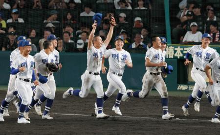 　市船橋に勝利し、駆け出す明豊ナイン＝甲子園