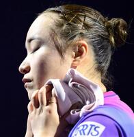 　第２ゲームを終えて汗を拭う伊藤美誠（撮影・堀内翔）