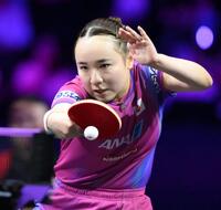 　第２ゲーム、レシーブする伊藤美誠（撮影・堀内翔）