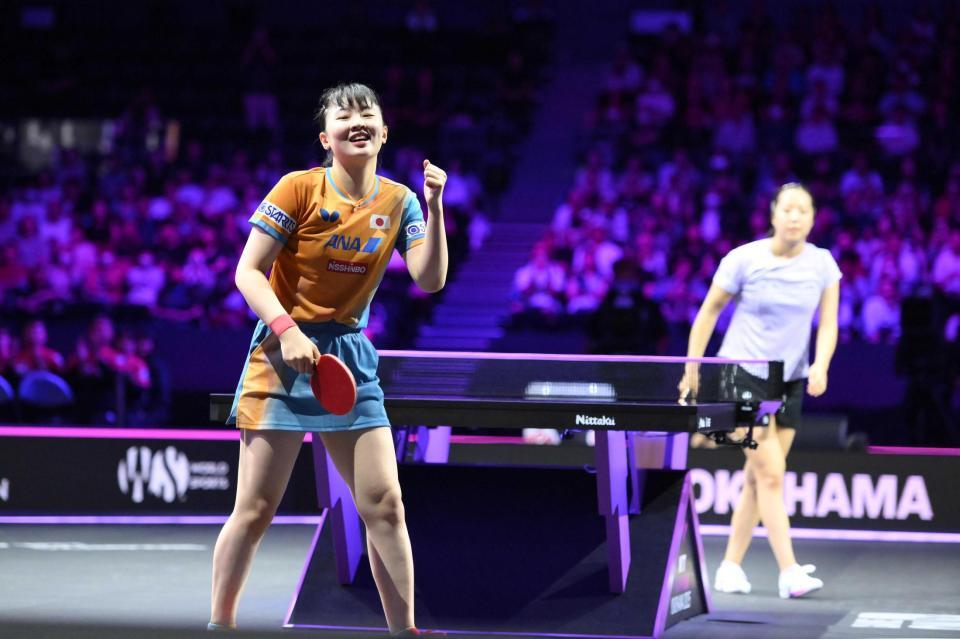 　勝利を決めてガッツポーズをする張本美和（撮影・堀内翔）