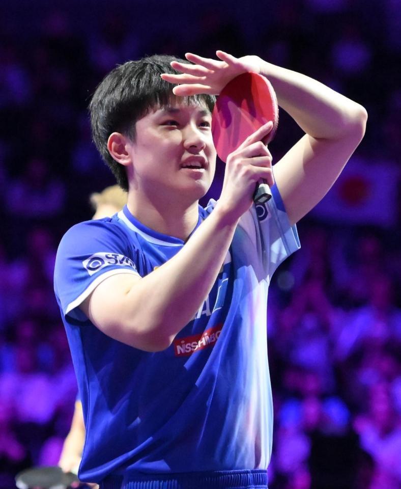 　試合後にポーズを決める張本智和（撮影・堀内翔）