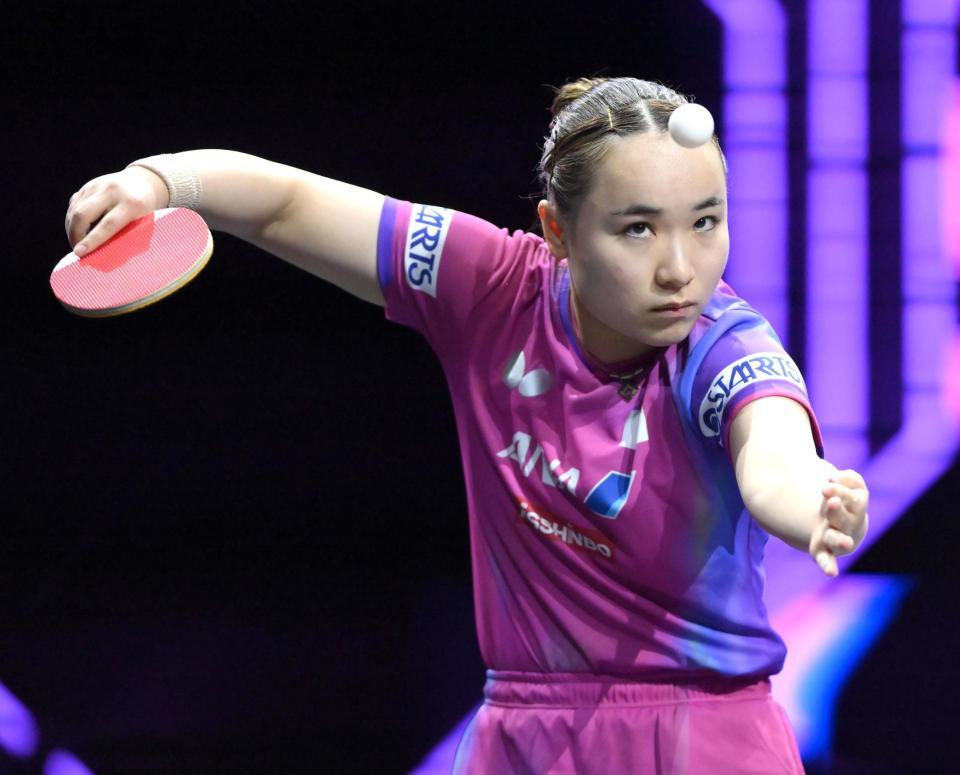 　第１ゲーム、サーブを放つ伊藤美誠（撮影・堀内翔）