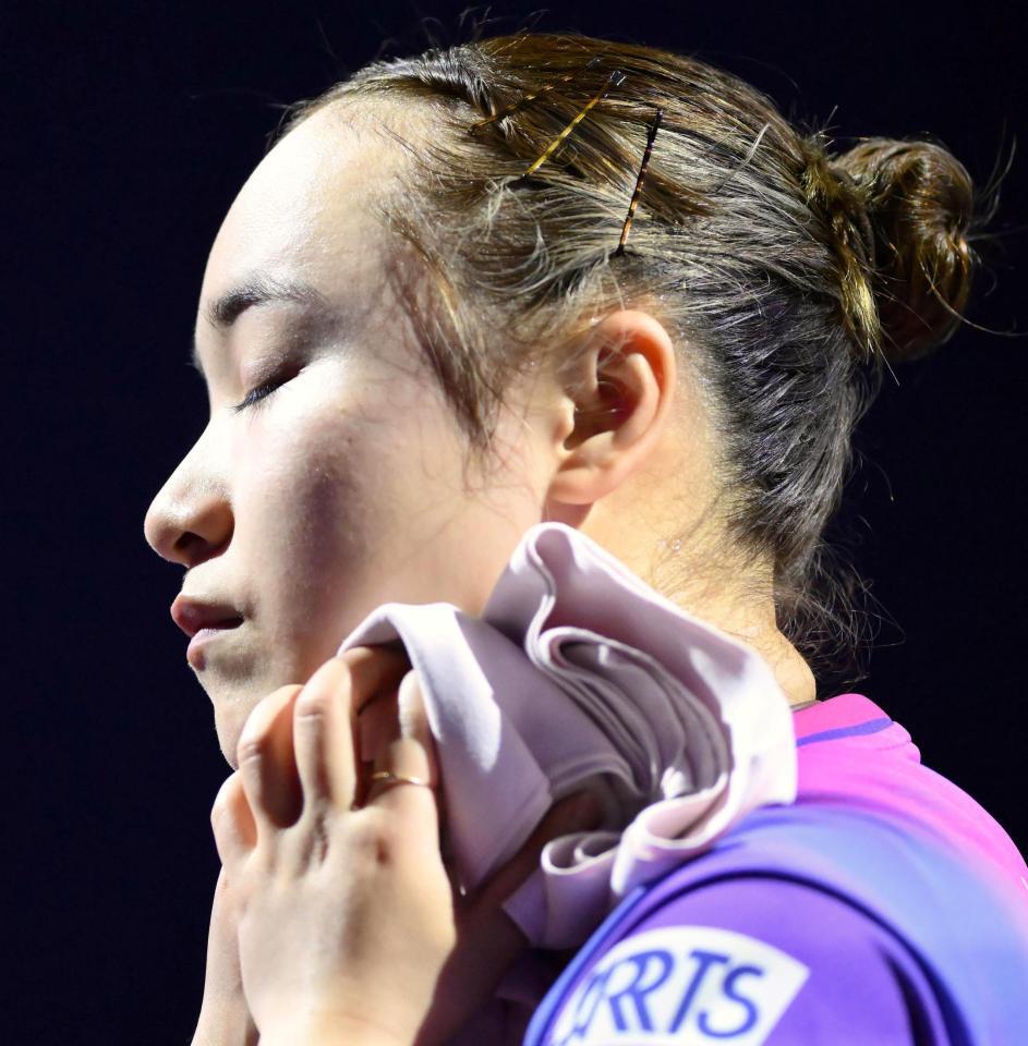 　第２ゲームを終えて汗を拭う伊藤美誠（撮影・堀内翔）