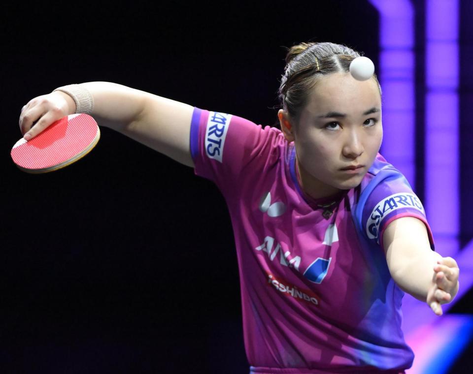 　第１ゲーム、サーブを放つ伊藤美誠（撮影・堀内翔）