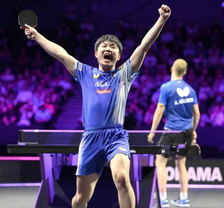 　アントン・シェルベリ（右後方）に勝利し、ガッツポーズをする張本智和（撮影・堀内翔）