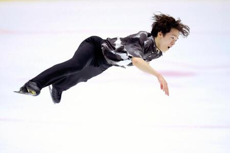 男子ＳＰで演技する鍵山優真