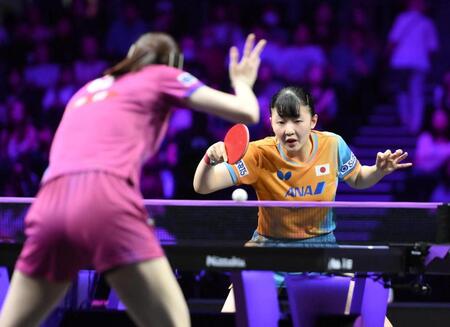 　早田ひな（左手前）と対戦した張本美和（撮影・堀内翔）