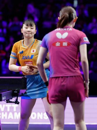 　女子シングルス２回戦で早田ひな（手前）に敗れた張本美和