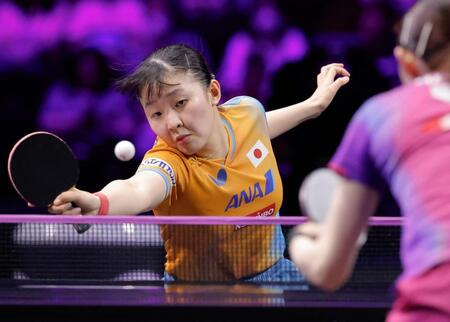 　女子シングルス２回戦で早田ひな（右）に敗れた張本美和