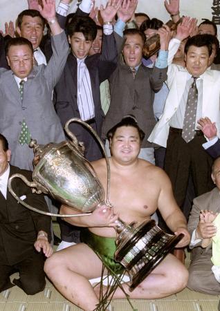 　１９９１年７月、大相撲名古屋場所で初優勝し、賜杯を手に喜びの琴富士＝愛知県体育館