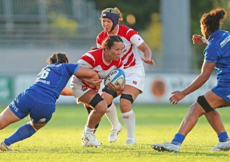 　イタリア戦で攻め込む日本代表の斉藤＝カルビザーノ（（Ｃ）ＪＲＦＵ）