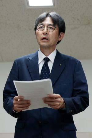 　全国高校野球選手権大会の出場辞退を表明する広陵の堀正和校長＝１０日午後、兵庫県西宮市