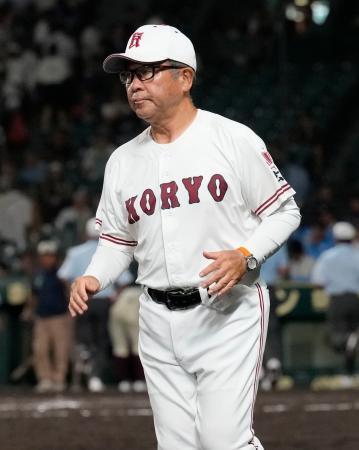 　７日の１回戦を終え、引き揚げる広陵の中井哲之監督＝甲子園球場