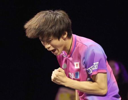 第１ゲーム、得点に喜ぶ戸上隼輔（撮影・佐々木彰尚）