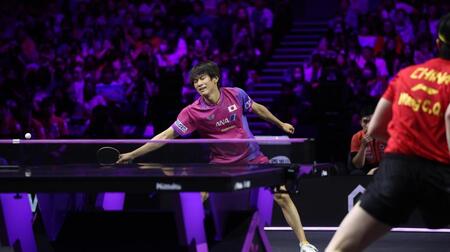 　第５ゲーム、王楚欽にスマッシュを決められた戸上隼輔（撮影・佐々木彰尚）