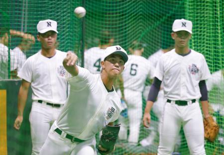 　室内練習場で調整する日大三ナイン＝甲子園