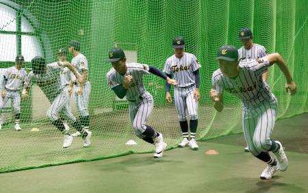 　室内練習場で調整する東海大熊本星翔ナイン＝甲子園