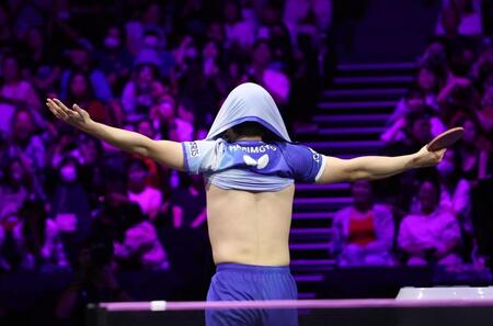 　喜ぶ張本智和（撮影・佐々木彰尚）