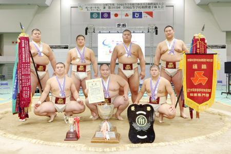 　相撲団体で優勝した鳥取城北の選手たち＝ヤマタスポーツパーク鳥取県民体育館