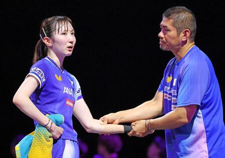 　コーチ（右）から左腕のマッサージを受ける早田ひな