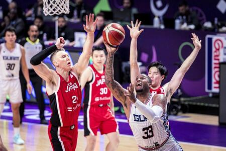 　相手のシュートを阻むホーキンソン©ＦＩＢＡ