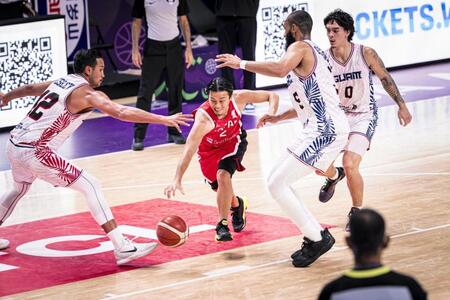 　攻め込む富樫勇樹©ＦＩＢＡ
