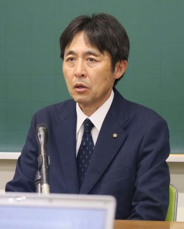 　広島市安佐南区の広陵高で取材に応じる堀正和校長＝１０日午後