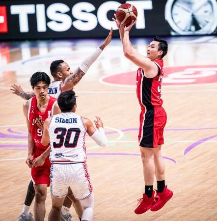 　日本-グアム　ゴールを狙う富永＝ジッダ（（Ｃ）ＦＩＢＡ・共同）