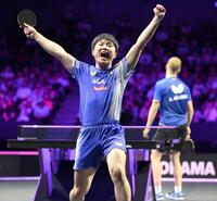 　アントン・シェルベリ（右後方）に勝利し、ガッツポーズをする張本智和（撮影・堀内翔）