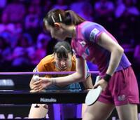 　早田ひな（右手前）と対戦した張本美和（撮影・堀内翔）