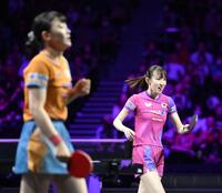 　張本美和（左手前）と対戦した早田ひな（撮影・堀内翔）