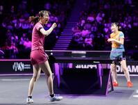 　女子シングルス２回戦で張本美和（奥）に勝利し喜ぶ早田ひな