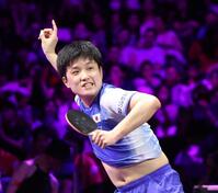 　４強進出に喜ぶ張本智和（撮影・佐々木彰尚）